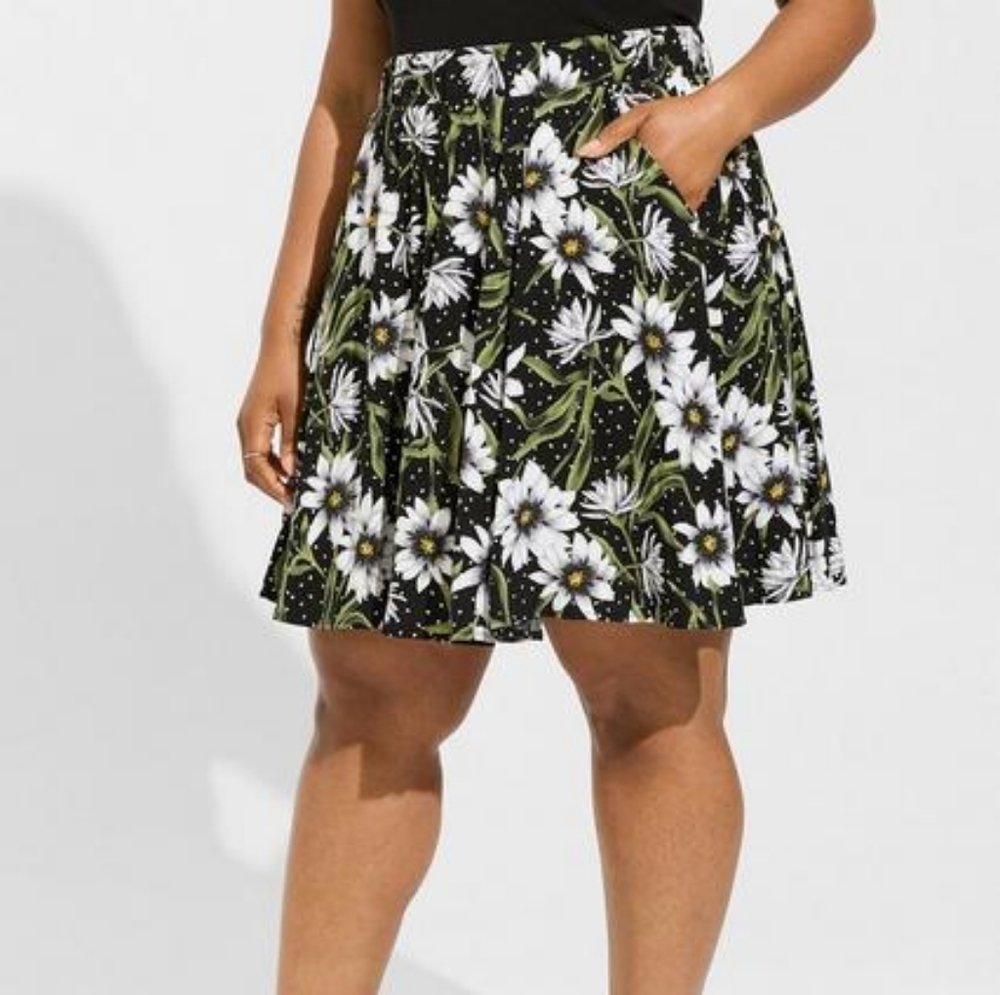 Torrid plus floral challis mini skirt, 4XL, black - Picture 2 of 10